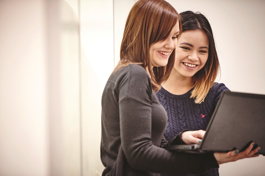 SBS Undergraduates Work Together on Laptop